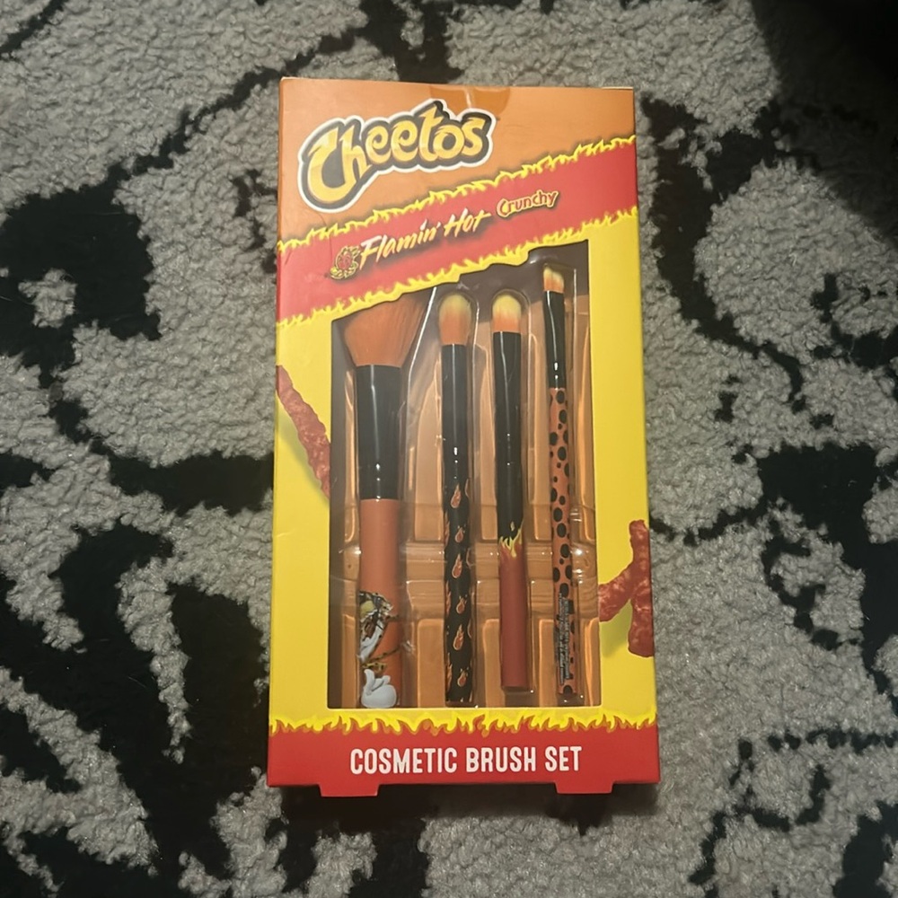 HOT CHEETOS MAKEUP BRUSH SET